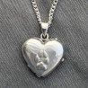 Pendentif médaillon Porte Photo en forme de cœur 
avec une patte de chien
fait en argent sterling