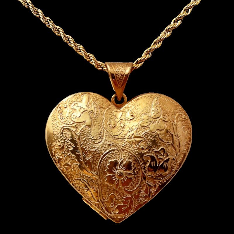 18ct gold locket pendant flower pattern 3.5 cm